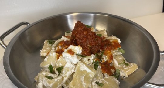 MEZE MANICHE SEN. CAPPELLI CON RICOTTA DI BUFALA E BOMBETTA AL SUGO