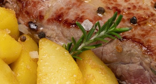 Entrec&ocirc;te de 250 g avec pommes de terre au four