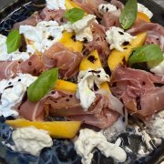 ROHE PFIRSICHE UND BURRATA