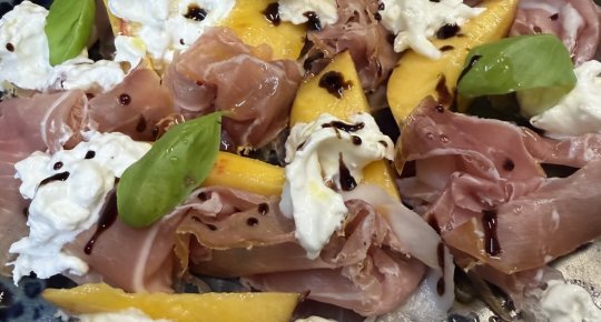 ROHE PFIRSICHE UND BURRATA