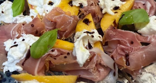 CRUDO PESCHE E BURRATA