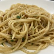 SPAGHETTI CON AGLIO, OLIO E PEPERONCINO