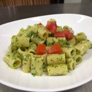 Pasta with rocket pesto and cherry tomatoes