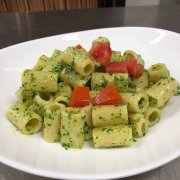 PASTA CON PESTO DI RUCOLA E POMODORINI