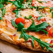 SCAGLIE DI GRANA POMODORINI RUCOLA