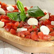 BRUSCHETTE AL POMODORO E MOZZARELLA