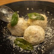 Tiroler Kn&ouml;del mit Butter und Salbei