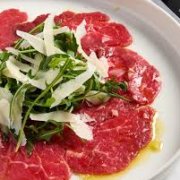 BRESAOLA SUR UN LIT DE ROQUETTE ET DE PARMESAN EN CRO&Ucirc;TE