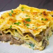 LASAGNES AUX CHAMPIGNONS ET AUX SAUCISSES