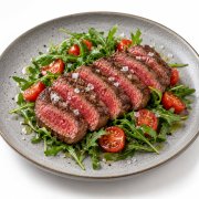 B&OElig;UF TRANCH&Eacute; AVEC ROQUETTE ET TOMATES PACHINO