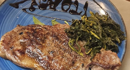 SCHWEINEFLEISCHSTEAK MIT SCHWARZEM PFEFFER
