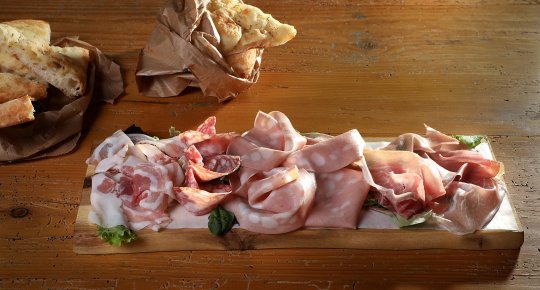 TAGLIERE AFFETTATI CON GNOCCO FRITTO