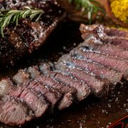 TAGLIATA DI MANZO CON RUCOLA E SCAGLIE DI GRANA