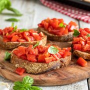 BRUSCHETTA POMODORO E BASILICO
