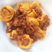 TORTELLONI DI ZUCCA RAGU DI CARNE