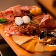 TAGLIERE DI AFFETTATI E SALUMI E FORMAGGI